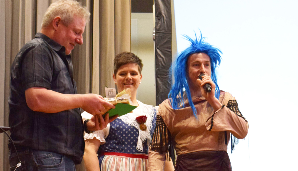 Jürg Zogg, bestens bekannt vom SRF Meteo, mit Eliane Müller, Präsidentin Landfrauen Wartau, und Markus Tischhauser alias «möchte-gern-angehende» Landfrau Ursula.