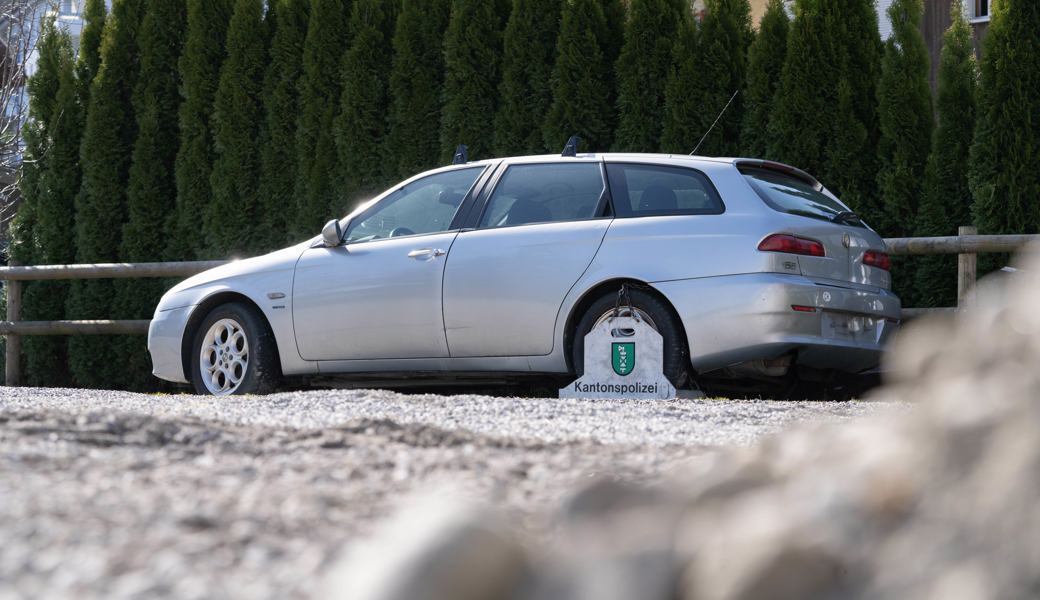 Das Abstellen von Fahrzeugen ohne Kennzeichen auf öffentlichen Parkplätzen ist in aller Regel verboten.