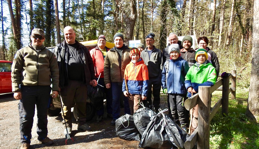 Der Wartauer Gemeindepräsident Andreas Bernold (vierter von links) und Vizepräsident Bruno Seifert (hinten, dritter von rechts) inmitten einer Helfertruppe in der Heuwiese.