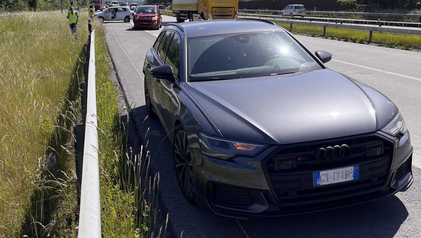 Das folgende Auto bemerkte das verkehrsbedingte Abbremsen einer Autofahrerin zu spät.