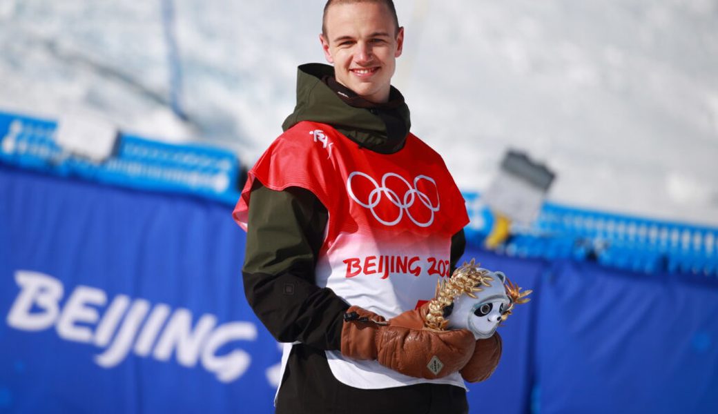  Jan Scherrer hat das schwarz-weisse Maskottchen bei seinem Bronzemedaillengewinn in Peking erhalten. 
