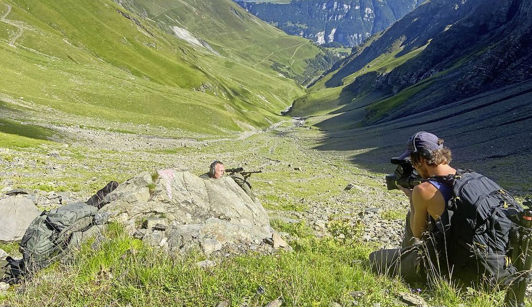 Vom Filmemacher ohne eigene Wertung in Szene gesetzt: Das Spannungsfeld zwischen Mensch und Wolf. 
