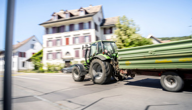 Regelmässig im Rausch unterwegs: Ohne Ausweis mit dem Traktor  in ein Polizeiauto gefahren