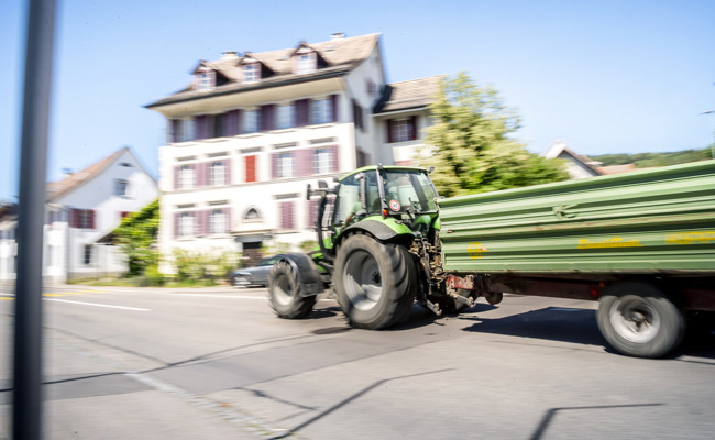 Regelmässig im Rausch unterwegs: Ohne Ausweis mit dem Traktor  in ein Polizeiauto gefahren