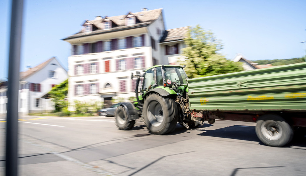Regelmässig im Rausch unterwegs: Ohne Ausweis mit dem Traktor  in ein Polizeiauto gefahren