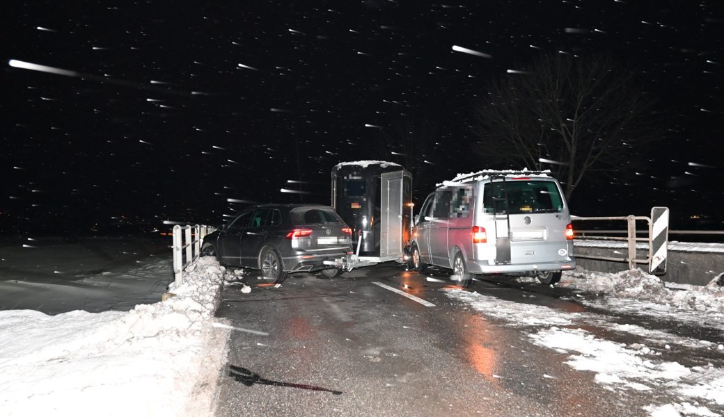 Unfall mit Anhänger im Schneetreiben: Der Sachschaden war enorm.