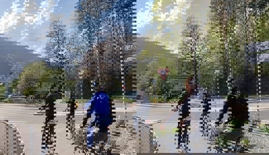  Oberstufenschülerinnen und -schüler passieren mit ihren Velos oft die Kreuzung. 