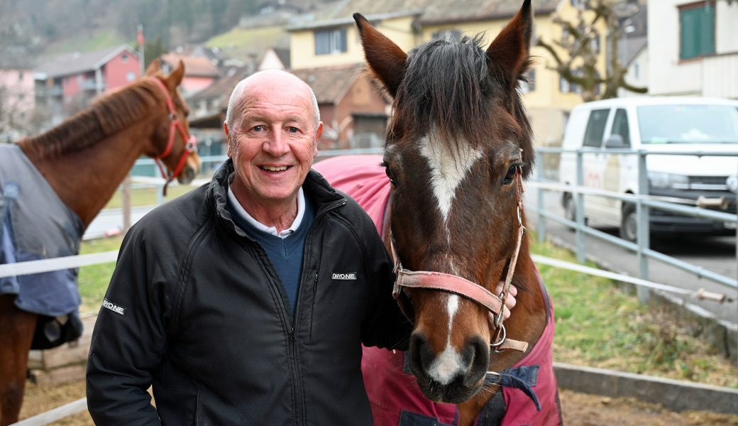 Ist mit Pferden aufgewachsen und kann sich seither kein Leben mehr ohne sie vorstellen: Christian Gauer aus Azmoos.