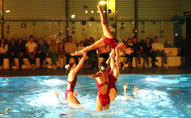 Gala im Wasser: Spektakel aus Musik, Tanz und Glanz