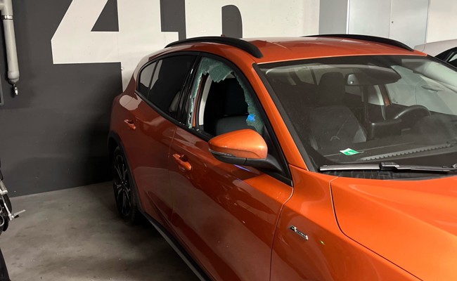 Scheiben eingeschlagen: Einbruch in fünf Autos in Tiefgarage