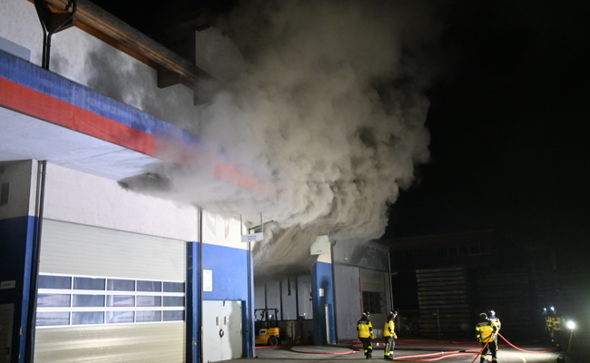 Grossbrand in Gewerbehalle: Zwei Personen gerettet