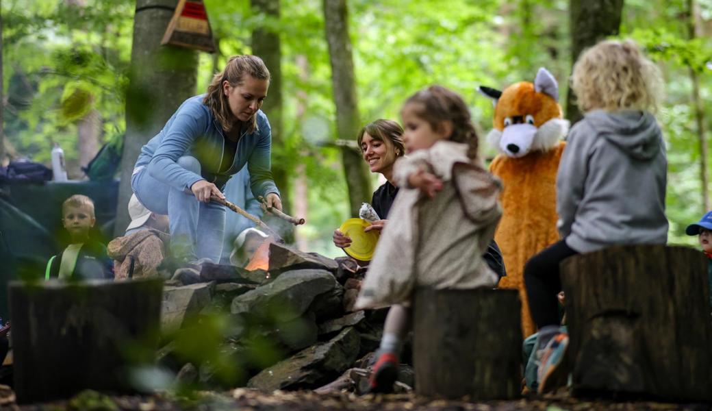 Der schlaue Fuchs begleitet die Kinder der Kita Schatzchischta an ihrem Waldtag.