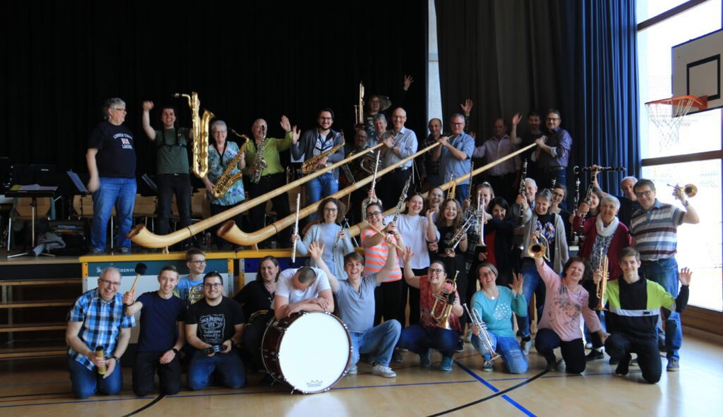  Die Mitgliederinnen und Mitglieder der Musikgesellschaft Sennwald freuten sich, als sie am Sonntagmorgen die bereits vorbereitete Bühne in der Mehrzweckhalle Sennwald betraten. 
