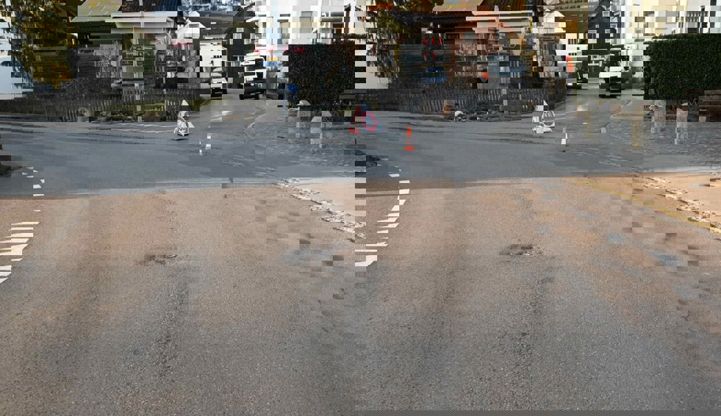  Beim Rechtsabbiegen übersah die Autofahrerin den Velofahrer, der auf der selben Strasse fuhr. 