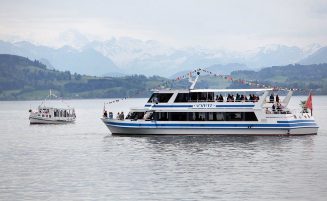 Jahrhunderttransport: Schiff zieht vom Zuger- in den Walensee