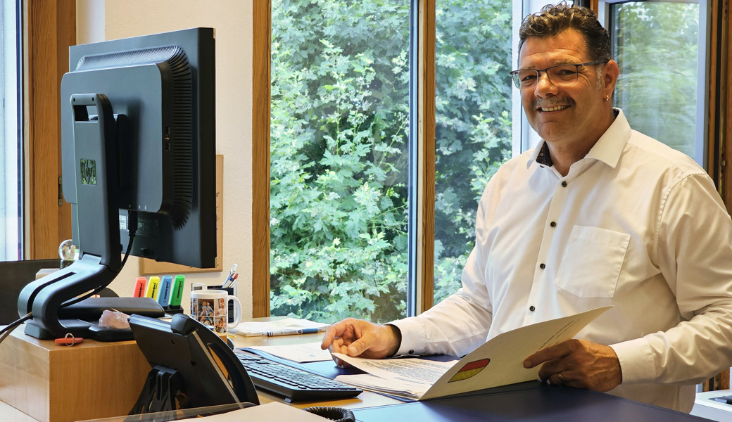 «Meine Tür steht den Bürgerinnen und Bürger immer offen»: Gemeindepräsident Bertrand Hug in seinem Büro im Rathaus in Frümsen.