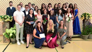 Neue Wege für die Berufsmatura: Die Pionier-Absolventen und Absolventinnen erhielten Diplome