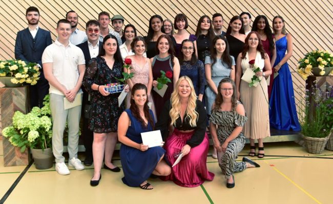 Neue Wege für die Berufsmatura: Die Pionier-Absolventen und Absolventinnen erhielten Diplome