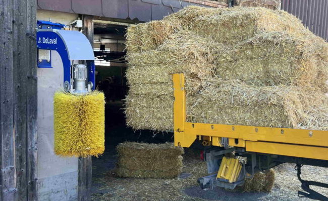 Landwirt stürzt beim Abladen von Strohballen und verletzt sich unbestimmt