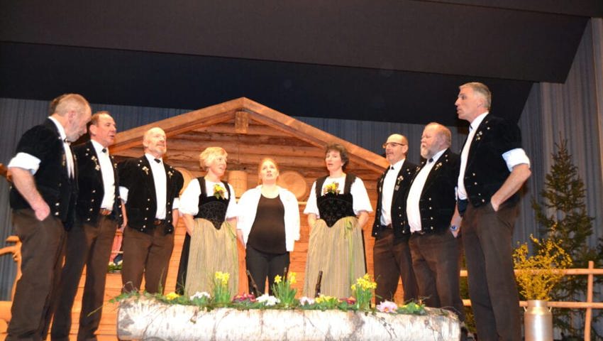  Die Gastformation Edelwyss-Stärnen aus Grindelwald überzeugt mit ausgewogen-kräftigen Frauen- und Männerstimmen das Publikum. 