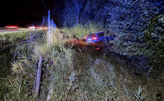 Ab der Autobahn geraten und durch Wildschutzzaun gebrettert