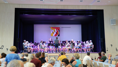 Fast volles Haus im kühlen Saal