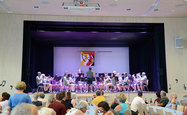 Fast volles Haus im kühlen Saal