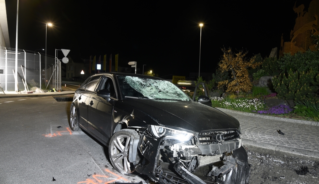 Grosser Schaden und verletzte Person: Nächtlicher Unfall in Landquart.