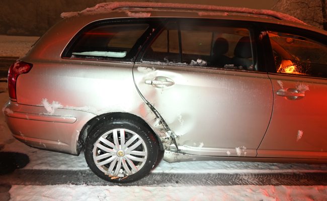 Angetrunken mit dem Auto in einen Baum gefahren
