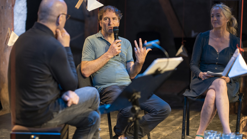 Künstlergespräch mit Daniel Ott (Mitte) und Mirella Weingarten, künstlerische Leiterin von Schloss Werdenberg.