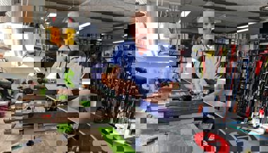 Markus Huser ist seit 50 Jahren im Skiservice tätig und noch immer hoch motiviert