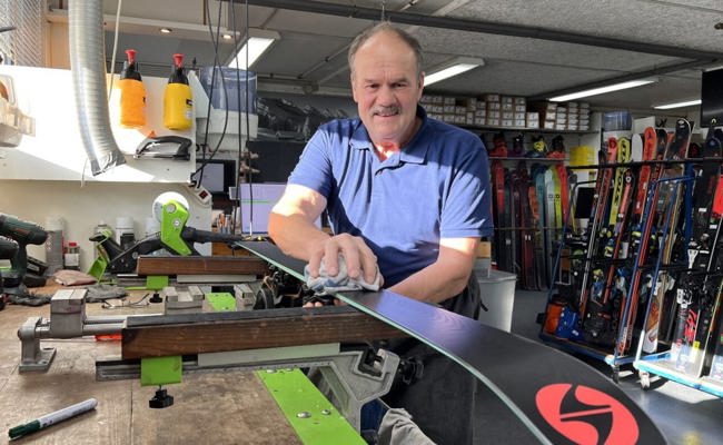 Markus Huser ist seit 50 Jahren im Skiservice tätig und noch immer hoch motiviert