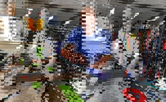 Markus Huser ist seit 50 Jahren im Skiservice tätig und noch immer hoch motiviert