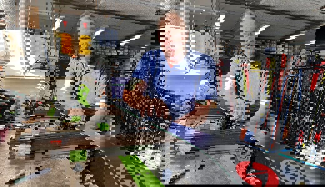  Markus Huser an der Werkbank im Skiservice-Center. Als letzte Handlung nach dem Schleifen wird der Ski poliert. Bilder: Christiana Sutter