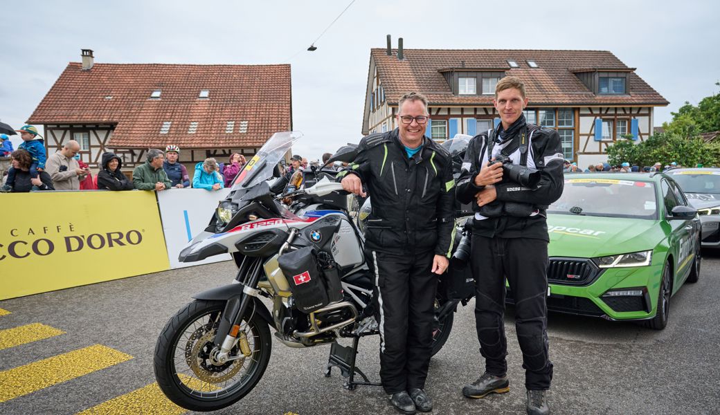 Zum achten Mal als Fotograf an der Tour de Suisse dabei: Gian Ehrenzeller (rechts) mit seinem diesjährigen Fahrer, René Gander.