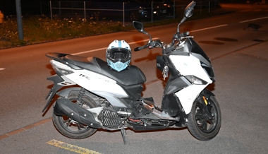 Alkoholisierter Mann kracht mit Roller in parkiertes Auto