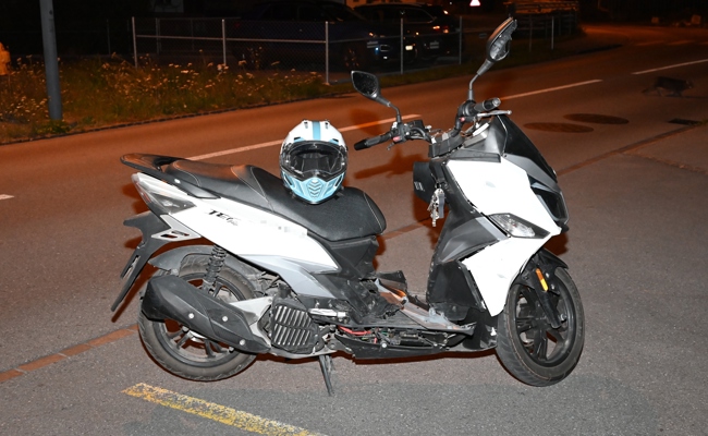 Alkoholisierter Mann kracht mit Roller in parkiertes Auto
