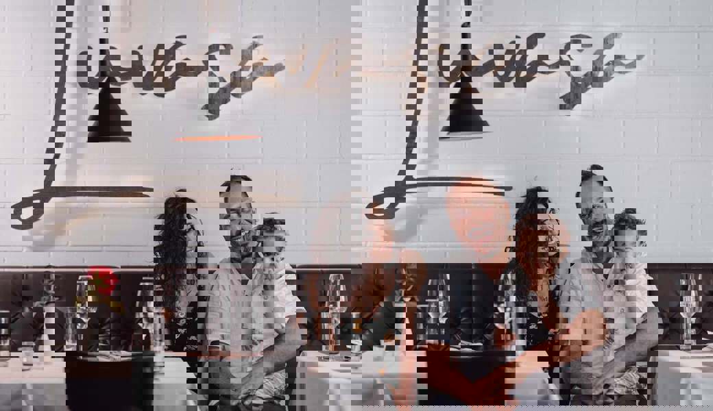 Salvatore und Valeria Reina, hier mit Sohn Luigi, eröffneten in der alten Teppichfabrik in Buchs das Restaurant Luvasa.  