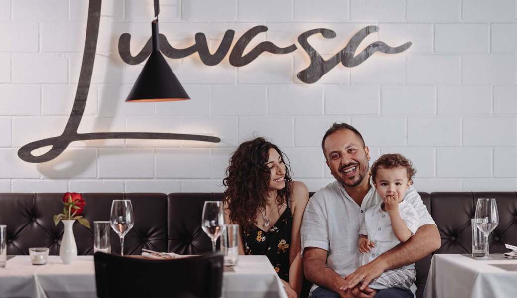 Salvatore und Valeria Reina, hier mit Sohn Luigi, eröffneten in der alten Teppichfabrik in Buchs das Restaurant Luvasa.  