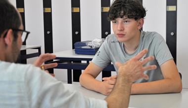 Traumjob im Visier: Ömer Yildiz übt in der Schule, wie man sich am besten verkauft