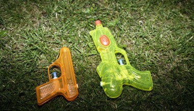 Spielzeug oder Imitationswaffe? Ärger wegen pinker Wasserpistolen