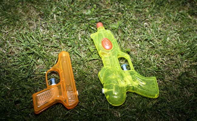 Spielzeug oder Imitationswaffe? Ärger wegen pinker Wasserpistolen