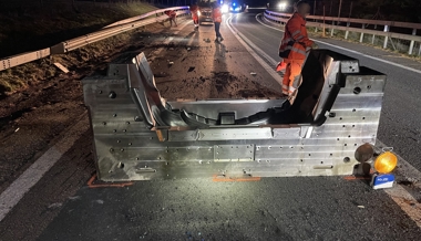 Sattelschlepper verliert zwölf Tonnen Stahl