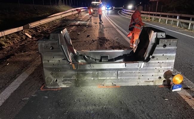 Sattelschlepper verliert zwölf Tonnen Stahl