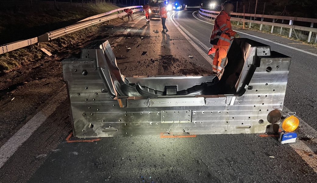 Sattelschlepper verliert zwölf Tonnen Stahl