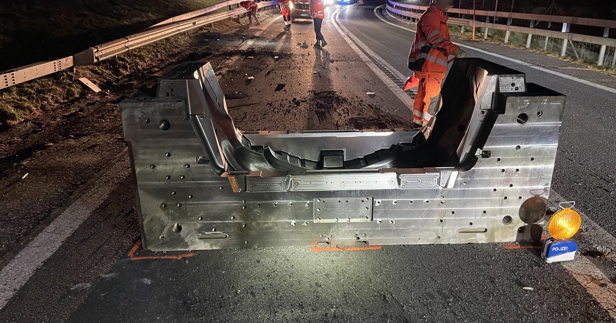 Sattelschlepper verliert zwölf Tonnen Stahl