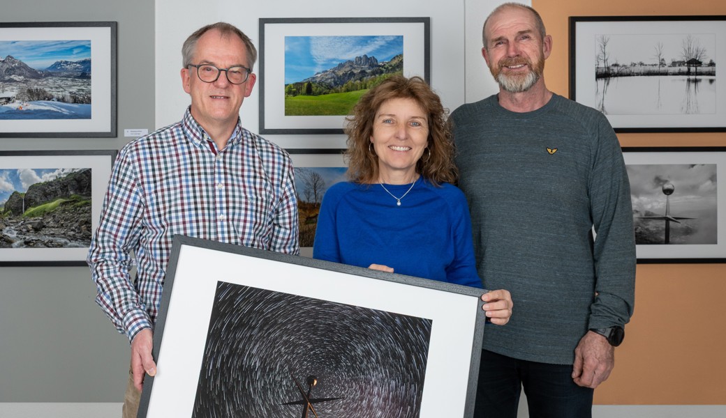 Von links: Udo Ingber (Präsident), Denise Lendenmann (Gewinnerin) und Mario Mannhart (Fotograf).