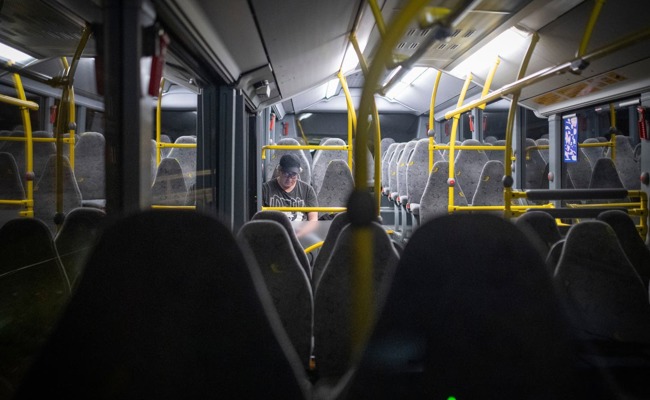 «Du kannst froh sein, in der Schweiz leben zu dürfen»: 59-Jährige wegen rassistischer Äusserungen aus Postauto geworfen