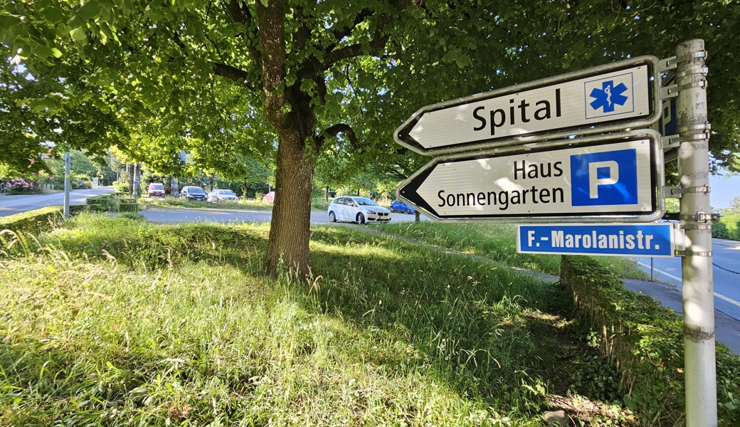 Parkplatz zwischen Altersheim Sonnengarten und Heidenerstrasse in Altstätten. Hier soll das neue Gesundheits- und Notfallzentrum entstehen. 