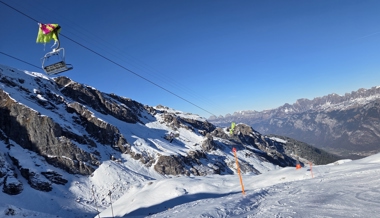 Gleitschirmpilot fliegt am Pizol in Sessellift